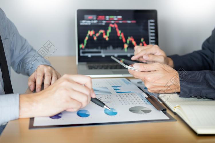 谈论股市的商人投资交易在线分析讨论在投资人办公室的金融图为投资